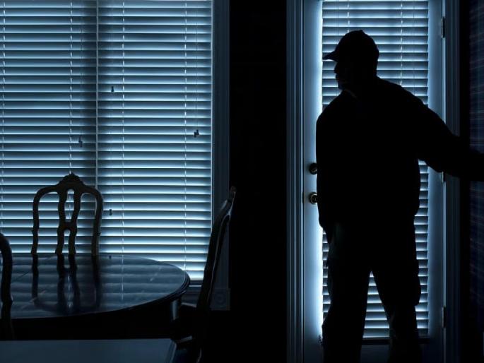 The roof of a closed house was removed and the theft took place; ten tolas of gold and Rs 17,000 in cash were looted! | बंद घराची कौले काढून चोरी; दहा तोळे सोने व १७ हजारांची रोकड लंपास! The roof of a closed house was removed and the theft took place; ten tolas of gold and Rs 17,000 in cash were looted! | बंद घराची कौले काढून चोरी; दहा तोळे सोने व १७ हजारांची रोकड लंपास!