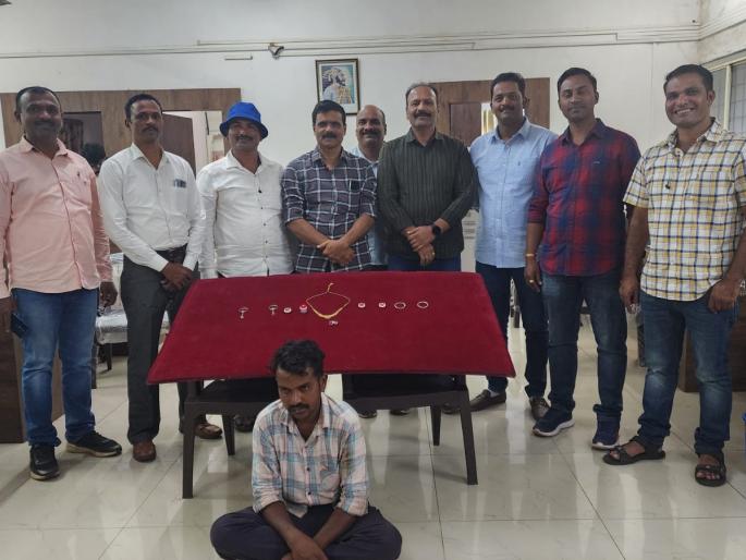burglar arrested in rakshi action taken in waghbeel ghat gold and silver jewelery recovered | राक्षीतील घरफोड्याला अटक; वाघबीळ घाटात कारवाई, घरफोडीतील सोन्या-चांंदीचे दागिने जप्त burglar arrested in rakshi action taken in waghbeel ghat gold and silver jewelery recovered | राक्षीतील घरफोड्याला अटक; वाघबीळ घाटात कारवाई, घरफोडीतील सोन्या-चांंदीचे दागिने जप्त