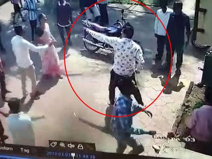 shiv sena gram panchayat member insults deputy panch show sword over water issue | कोल्हापूर: पाणी प्रश्नावरुन शिवसेना ग्रामपंचायत सदस्याचा तलवार उपसत उपसरपंचांना शिवीगाळ shiv sena gram panchayat member insults deputy panch show sword over water issue | कोल्हापूर: पाणी प्रश्नावरुन शिवसेना ग्रामपंचायत सदस्याचा तलवार उपसत उपसरपंचांना शिवीगाळ