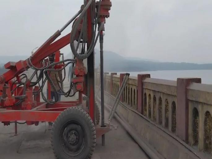 The leak repair work of Kalammawadi Dam is going on fast | काळम्मावाडी धरणाच्या गळती दुरुस्तीचे काम वेगाने सुरू; पहिल्या टप्प्यात १२ मीटरपर्यंतचे काम पूर्ण The leak repair work of Kalammawadi Dam is going on fast | काळम्मावाडी धरणाच्या गळती दुरुस्तीचे काम वेगाने सुरू; पहिल्या टप्प्यात १२ मीटरपर्यंतचे काम पूर्ण