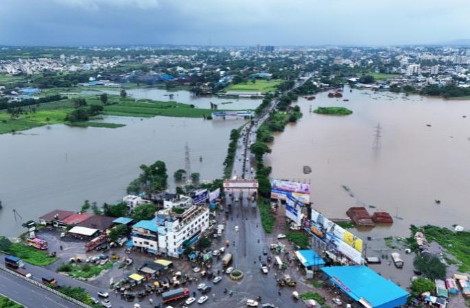 flood threat to kolhapur remains panchganga river level rises by half a foot during the day | महापुराचा धोका कायम, दिवसभरात पंचगंगा नदीच्या पातळीत अर्ध्या फुटाने वाढ flood threat to kolhapur remains panchganga river level rises by half a foot during the day | महापुराचा धोका कायम, दिवसभरात पंचगंगा नदीच्या पातळीत अर्ध्या फुटाने वाढ