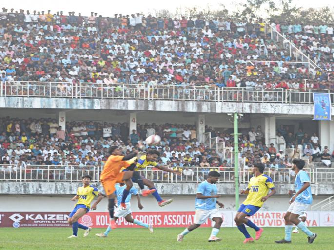 KSA Football League in Kolhapur Huge crowd of football lovers due to close matches | कोल्हापुरात केएसए फुटबॉल लीग : तुल्यबळ सामन्यांमुळे फुटबॉलप्रेमींची प्रचंड गर्दी