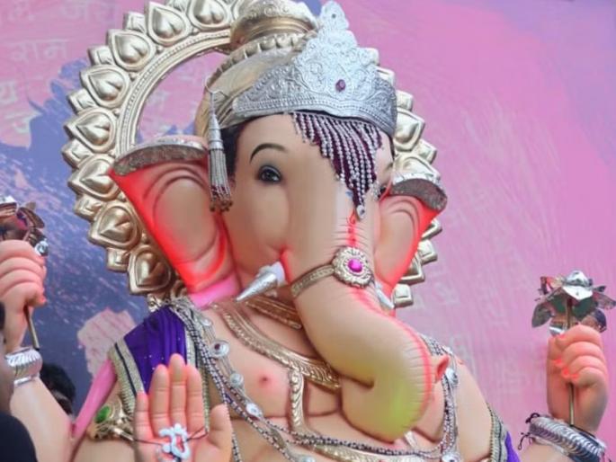 thief loot on the silver ornaments around bappa neck in kolhapur | बाप्पाच्या गळ्यातील चांदीच्या दागिन्यांवर चोरट्याचा डल्ला thief loot on the silver ornaments around bappa neck in kolhapur | बाप्पाच्या गळ्यातील चांदीच्या दागिन्यांवर चोरट्याचा डल्ला
