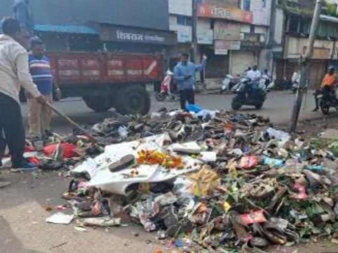 Article: Twenty thousand orphaned shoes addicted to new drug! | लेख: वीस हजार बेवारस चपलांना नव्या झिंगाट नशेचं व्यसन ! Article: Twenty thousand orphaned shoes addicted to new drug! | लेख: वीस हजार बेवारस चपलांना नव्या झिंगाट नशेचं व्यसन !