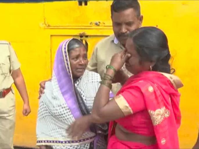 9 prisoners released from kalamb jail in kolhapur | कळंब कारागृहातून 9 कैद्यांची सुटका; नातेवाईक गहिवरले 9 prisoners released from kalamb jail in kolhapur | कळंब कारागृहातून 9 कैद्यांची सुटका; नातेवाईक गहिवरले