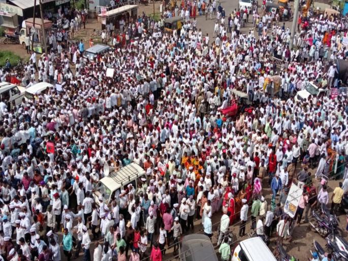 Thousands of people gathered on the streets chanting 'One Sunday for Madhuri'; | 'एक रविवार माधुरीसाठी' म्हणत हजारोंचा जनसागर रस्त्यावर; सर्वधर्मीय नागरिक सहकुटुंब मूक पदयात्रेत सहभागी Thousands of people gathered on the streets chanting 'One Sunday for Madhuri'; | 'एक रविवार माधुरीसाठी' म्हणत हजारोंचा जनसागर रस्त्यावर; सर्वधर्मीय नागरिक सहकुटुंब मूक पदयात्रेत सहभागी