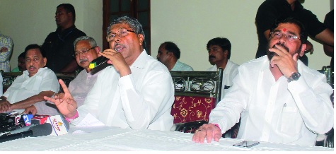 The postponement of the Maratha movement in Kolhapur: The success of the minister's sub-committee is successful | कोल्हापुरातील मराठा आंदोलन स्थगित : मंत्री उपसमितीची शिष्टाई यशस्वी The postponement of the Maratha movement in Kolhapur: The success of the minister's sub-committee is successful | कोल्हापुरातील मराठा आंदोलन स्थगित : मंत्री उपसमितीची शिष्टाई यशस्वी