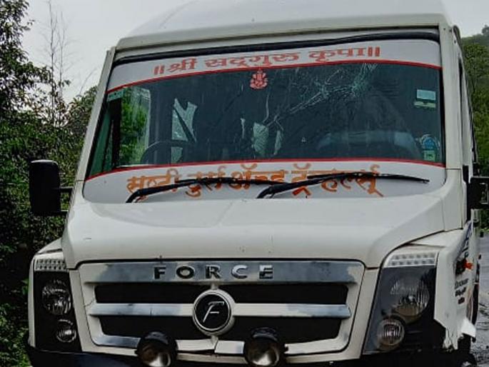 travel as a fortune survived the collapse in the valley 17 passengers rescued | दैव बलवत्तर म्हणून ट्रॅव्हलर बस दरीत कोसळताना वाचली; १७ प्रवासी थोडक्यात बचावले travel as a fortune survived the collapse in the valley 17 passengers rescued | दैव बलवत्तर म्हणून ट्रॅव्हलर बस दरीत कोसळताना वाचली; १७ प्रवासी थोडक्यात बचावले