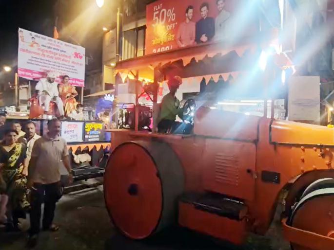 husband and wife sit on asphalting boiler cars draw attention to the problem of poor roads in the city | डांबरीकरणाच्या बॉयलर गाड्यावर नवरा-नवरी बसले; शहरातील खराब रस्त्याच्या प्रश्नाकडे लक्ष वेधले husband and wife sit on asphalting boiler cars draw attention to the problem of poor roads in the city | डांबरीकरणाच्या बॉयलर गाड्यावर नवरा-नवरी बसले; शहरातील खराब रस्त्याच्या प्रश्नाकडे लक्ष वेधले