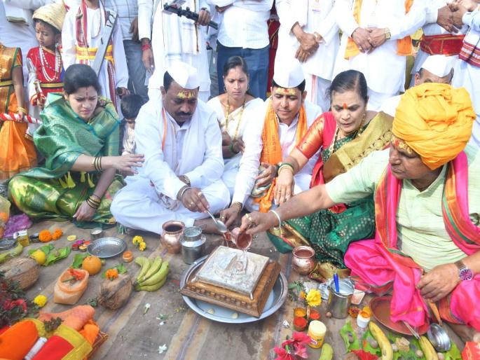 The walking shoes of Jagadguru Sant Tukaram Maharaj were welcomed in a devotional atmosphere at Sarvade. | सरवडेत जगदगुरू संत तुकाराम महाराज यांच्या चल पादुकांचे भक्तिमय वातावरणात स्वागत The walking shoes of Jagadguru Sant Tukaram Maharaj were welcomed in a devotional atmosphere at Sarvade. | सरवडेत जगदगुरू संत तुकाराम महाराज यांच्या चल पादुकांचे भक्तिमय वातावरणात स्वागत
