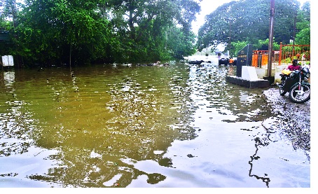The rains of the rain dump | पावसाचा जोर ओसरला;कोल्हापूर पंचगंगेचे पाणी प्रथमच गायकवाड वाड्यालगत The rains of the rain dump | पावसाचा जोर ओसरला;कोल्हापूर पंचगंगेचे पाणी प्रथमच गायकवाड वाड्यालगत