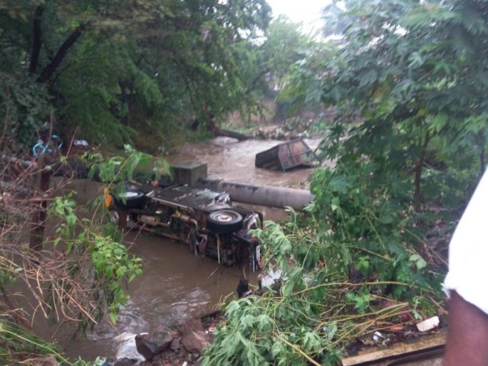 Drainstorm drains to Kolhapur by Pavasa; Water entered last 8 carachi last | कोल्हापुरात पावासाने गटारी- नाले तुंबले; पाणी शिरलं घरांमध्ये तर 8 चारचाकी गेल्या वाहून Drainstorm drains to Kolhapur by Pavasa; Water entered last 8 carachi last | कोल्हापुरात पावासाने गटारी- नाले तुंबले; पाणी शिरलं घरांमध्ये तर 8 चारचाकी गेल्या वाहून