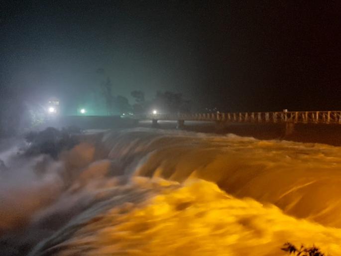 discharge of excess water from radhanagari koyna almatti dam | कोल्हा'पूर'! कोयना, राधानगरी, अलमट्टीमधून विसर्ग सुरू; शाळा, महाविद्यालयांना उद्या सुट्टी discharge of excess water from radhanagari koyna almatti dam | कोल्हा'पूर'! कोयना, राधानगरी, अलमट्टीमधून विसर्ग सुरू; शाळा, महाविद्यालयांना उद्या सुट्टी