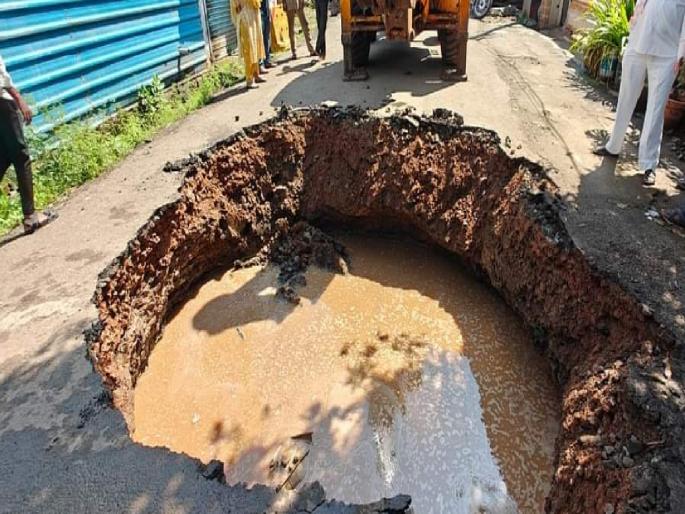 There was a stampede on Kolhapur road in Saganli, displeasure with the municipal corporation | सागंलीतील कोल्हापूर रस्त्यावर पडले भगदाड, महापालिकेवर नाराजी There was a stampede on Kolhapur road in Saganli, displeasure with the municipal corporation | सागंलीतील कोल्हापूर रस्त्यावर पडले भगदाड, महापालिकेवर नाराजी