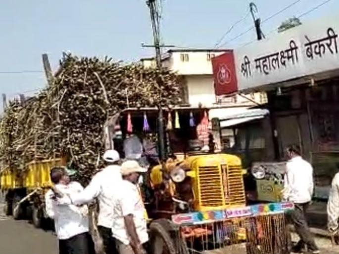 The sugarcane transport of Dutt Dalmia factory was stopped by the aggressive activists of Swabhimani Farmers Association | दत्त दालमिया कारखान्याची ऊस वाहतूक स्वाभिमानी शेतकरी संघटनेच्या आक्रमक कार्यकर्त्यांनी रोखली The sugarcane transport of Dutt Dalmia factory was stopped by the aggressive activists of Swabhimani Farmers Association | दत्त दालमिया कारखान्याची ऊस वाहतूक स्वाभिमानी शेतकरी संघटनेच्या आक्रमक कार्यकर्त्यांनी रोखली