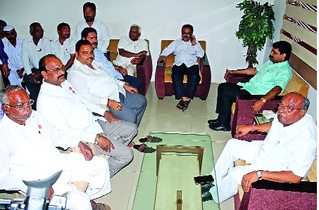 In Kolhapur Kondi Shuttle .. Exposure Question: The lone 'FRP', the first pick | कोल्हापुरात कोंडी फुटली ..ऊसदराचा प्रश्न : एकरकमी ‘एफआरपी’च , पहिली उचल In Kolhapur Kondi Shuttle .. Exposure Question: The lone 'FRP', the first pick | कोल्हापुरात कोंडी फुटली ..ऊसदराचा प्रश्न : एकरकमी ‘एफआरपी’च , पहिली उचल