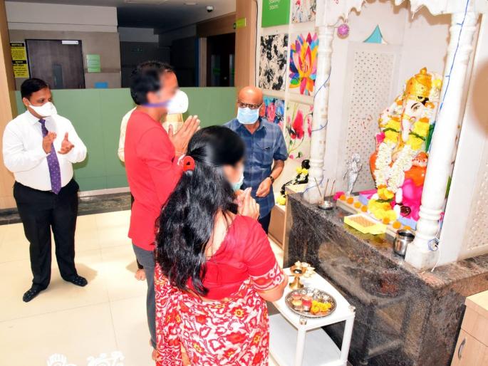 CoronaVirus : Good news! The first two patients in kolhapur become corona free; Discharge from hospital vrd | CoronaVirus : बाप्पा पावला! 'या' जिल्ह्यात पहिले दोन रुग्ण झाले कोरोनामुक्त; टाळ्यांच्या गजरात, फुलांच्या वर्षावात डिस्चार्ज CoronaVirus : Good news! The first two patients in kolhapur become corona free; Discharge from hospital vrd | CoronaVirus : बाप्पा पावला! 'या' जिल्ह्यात पहिले दोन रुग्ण झाले कोरोनामुक्त; टाळ्यांच्या गजरात, फुलांच्या वर्षावात डिस्चार्ज