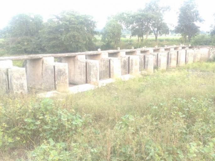 Kolhapuri barriage in Mungla-water leakage! | मुंगळा येथील कोल्हापूरी बंधा-यातून पाण्याची गळती! Kolhapuri barriage in Mungla-water leakage! | मुंगळा येथील कोल्हापूरी बंधा-यातून पाण्याची गळती!