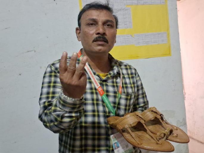 Kolhapuri slippers by Rajendra Shinde of Bange in Kolhapur district are the best at the Delhi trade fair A pair costs a whopping Rs 51000 | तब्बल ५१ हजार रुपयाचे 'कोल्हापुरी चप्पल'; राजेंद्र शिंदेंनी बनविलेल्या चपला 'व्यापार मेळ्या'त ठरल्या सर्वोत्कृष्ट