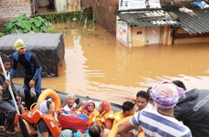 441 temporary shelter centers in the state for flood victims; more than 4 lakh peoples did immigrants | पूरग्रस्तांसाठी राज्यात ४४१ तात्पुरता निवारा केंद्रे; साडेचार लाख लोकांना केलं स्थलांतरित 441 temporary shelter centers in the state for flood victims; more than 4 lakh peoples did immigrants | पूरग्रस्तांसाठी राज्यात ४४१ तात्पुरता निवारा केंद्रे; साडेचार लाख लोकांना केलं स्थलांतरित