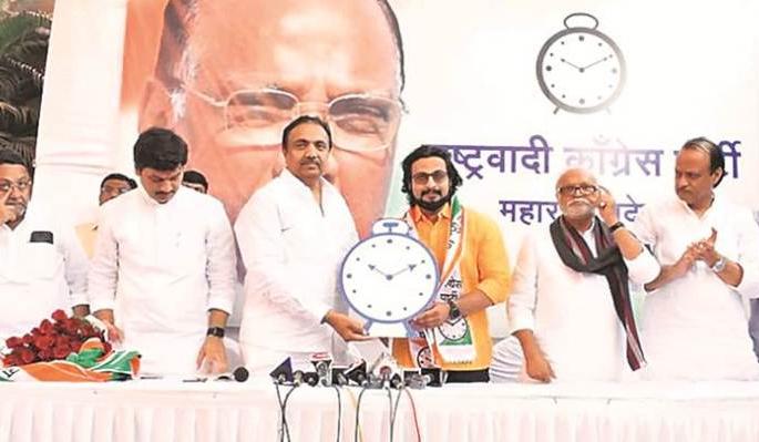 The political entry of Marathi artists is old tradition! | मराठी कलाकारांची राजकीय प्रवेशाची परंपरा जुनीच! The political entry of Marathi artists is old tradition! | मराठी कलाकारांची राजकीय प्रवेशाची परंपरा जुनीच!