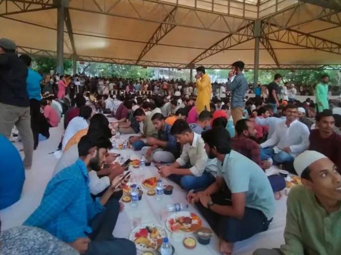If Iftar is celebrated, why not Ram Navami? Jadavpur University students question Mamata government | 'इफ्तारी चालते तर रामनवमी का नाही'?; जादवपूर विद्यापीठाच्या विद्यार्थ्यांचा ममता सरकारला सवाल If Iftar is celebrated, why not Ram Navami? Jadavpur University students question Mamata government | 'इफ्तारी चालते तर रामनवमी का नाही'?; जादवपूर विद्यापीठाच्या विद्यार्थ्यांचा ममता सरकारला सवाल
