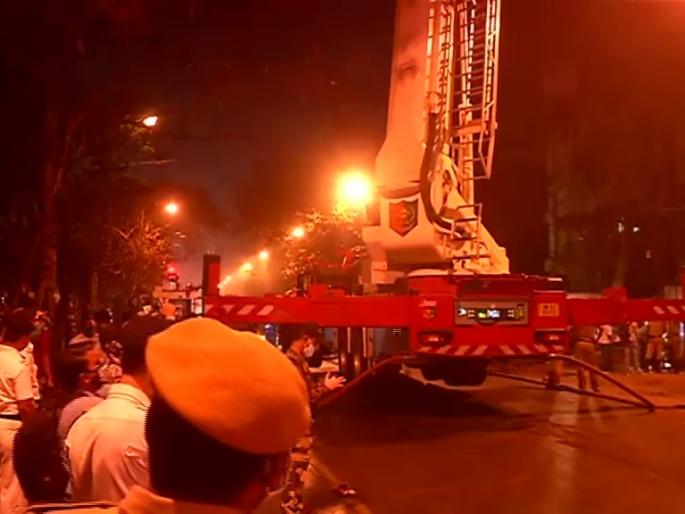 Fire breaks out on the 13th floor of a multi- storey building at Strand road in Kolkata, 9 dead | Kolkata Railway Building Fire: कोलकातामध्ये रेल्वेच्या इमारतीला भीषण आग; रेल्वे कर्मचाऱ्यांसह 9 जणांचा होरपळून मृत्यू Fire breaks out on the 13th floor of a multi- storey building at Strand road in Kolkata, 9 dead | Kolkata Railway Building Fire: कोलकातामध्ये रेल्वेच्या इमारतीला भीषण आग; रेल्वे कर्मचाऱ्यांसह 9 जणांचा होरपळून मृत्यू