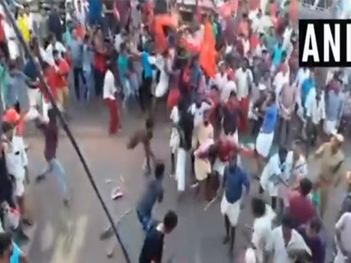 Lok sabha election 2019 ldf and udf workers clash in kollam | Video - केरळमध्ये प्रचारादरम्यान दोन पक्षांमध्ये तुंबळ हाणामारी Lok sabha election 2019 ldf and udf workers clash in kollam | Video - केरळमध्ये प्रचारादरम्यान दोन पक्षांमध्ये तुंबळ हाणामारी