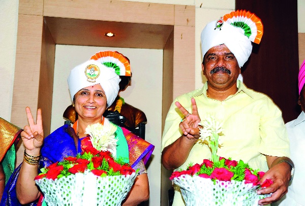 Mayor of Congress: Kolhapur municipal corporation - Shobha Bondre elected The Deputy Mayor of NCP Mahesh Sawant | महापौर काँग्रेसचाच : कोल्हापूर महापालिका -शोभा बोंद्रे यांची निवड; राष्ट्रवादीचे महेश सावंत उपमहापौर Mayor of Congress: Kolhapur municipal corporation - Shobha Bondre elected The Deputy Mayor of NCP Mahesh Sawant | महापौर काँग्रेसचाच : कोल्हापूर महापालिका -शोभा बोंद्रे यांची निवड; राष्ट्रवादीचे महेश सावंत उपमहापौर