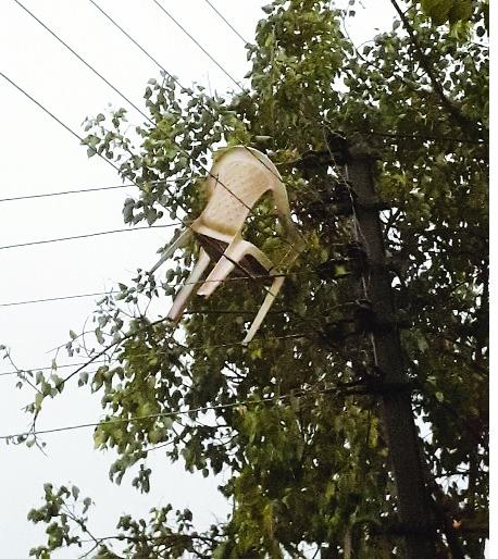 Divided trees were damaged in the Kolhapur district, the electrodes broken: the letters of the house were shattered, | कोल्हापूर जिल्ह्यात वळवाने उडविली दैना झाडे पडली, विद्युत तारा तुटल्या : घरावरील पत्रे उडाले, Divided trees were damaged in the Kolhapur district, the electrodes broken: the letters of the house were shattered, | कोल्हापूर जिल्ह्यात वळवाने उडविली दैना झाडे पडली, विद्युत तारा तुटल्या : घरावरील पत्रे उडाले,