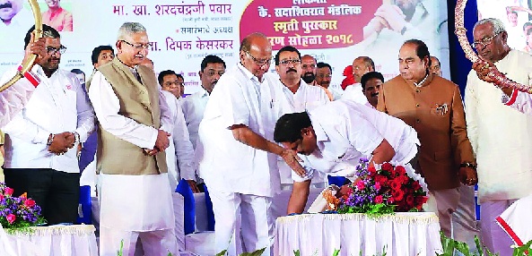 Pawar's signature on Mandalik's candidature: There is no direct reference to Lok Sabha | मंडलिकांच्या उमेदवारीवर पवारांची गुगली : लोकसभेबाबत थेट काहीच सूतोवाच नाही Pawar's signature on Mandalik's candidature: There is no direct reference to Lok Sabha | मंडलिकांच्या उमेदवारीवर पवारांची गुगली : लोकसभेबाबत थेट काहीच सूतोवाच नाही