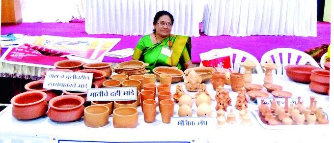 Bhatukali Bhatts gave the help to the world - Bhatukali Bhatkha gave help to the world | भातुकलीच्या भांड्यांनी दिला संसाराला हातभार- भातुकलीच्या भांड्यांनी दिला संसाराला हातभार Bhatukali Bhatts gave the help to the world - Bhatukali Bhatkha gave help to the world | भातुकलीच्या भांड्यांनी दिला संसाराला हातभार- भातुकलीच्या भांड्यांनी दिला संसाराला हातभार