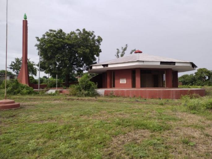 Marathawada Muktisangram Din : The armed battle of Kolte Pimpalgaonkar was fought with the Razakars; Four freedom fighters were martyred | निजामाच्या पोलीस ठाण्यावर फडकावला तिरंगा; सशस्त्र लढाईत रजाकारांना कोलते पिंपळगावकरांनी आणले होते जेरीस Marathawada Muktisangram Din : The armed battle of Kolte Pimpalgaonkar was fought with the Razakars; Four freedom fighters were martyred | निजामाच्या पोलीस ठाण्यावर फडकावला तिरंगा; सशस्त्र लढाईत रजाकारांना कोलते पिंपळगावकरांनी आणले होते जेरीस