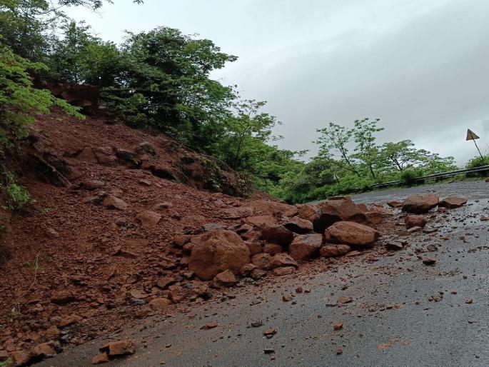 land slide Collapsed in Kumbharli Ghat | Kumbharli Ghat: कुंभार्ली घाटात दरड कोसळली, मार्ग बनतोय धोकादायक land slide Collapsed in Kumbharli Ghat | Kumbharli Ghat: कुंभार्ली घाटात दरड कोसळली, मार्ग बनतोय धोकादायक