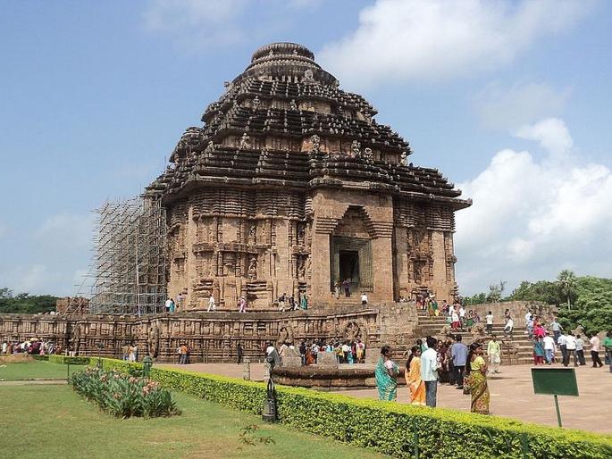 Interesting facts and mystery about Konark temple | भारतातील 'या' मंदिरात होती अद्भूत शक्ती? मोठ-मोठे जहाज याकडे खेचले जात होते! Interesting facts and mystery about Konark temple | भारतातील 'या' मंदिरात होती अद्भूत शक्ती? मोठ-मोठे जहाज याकडे खेचले जात होते!