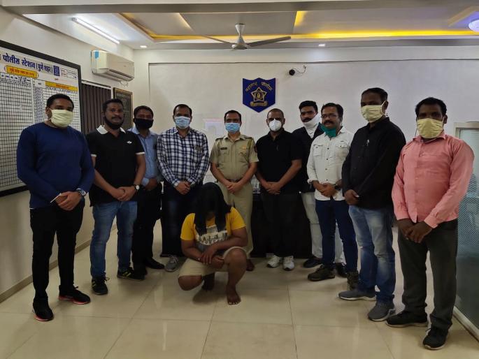 Police becomes health workers to catch a criminal who has been absconding for eight years | आठ वर्षांपासून फरार असलेल्या गुन्हेगाराला पकडण्यासाठी पोलीस आरोग्य कर्मचारी बनले अन्... Police becomes health workers to catch a criminal who has been absconding for eight years | आठ वर्षांपासून फरार असलेल्या गुन्हेगाराला पकडण्यासाठी पोलीस आरोग्य कर्मचारी बनले अन्...
