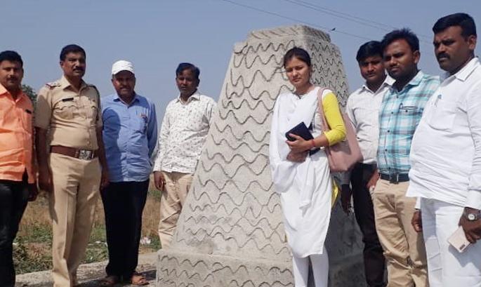 Memorial of martyrs of Solapur rural police; Adoption taken from the dope, the herd | सोलापूर ग्रामीण पोलीस साकारताहेत शहिदांचे स्मारक; कोंडी, हिरजला घेतले दत्तक Memorial of martyrs of Solapur rural police; Adoption taken from the dope, the herd | सोलापूर ग्रामीण पोलीस साकारताहेत शहिदांचे स्मारक; कोंडी, हिरजला घेतले दत्तक