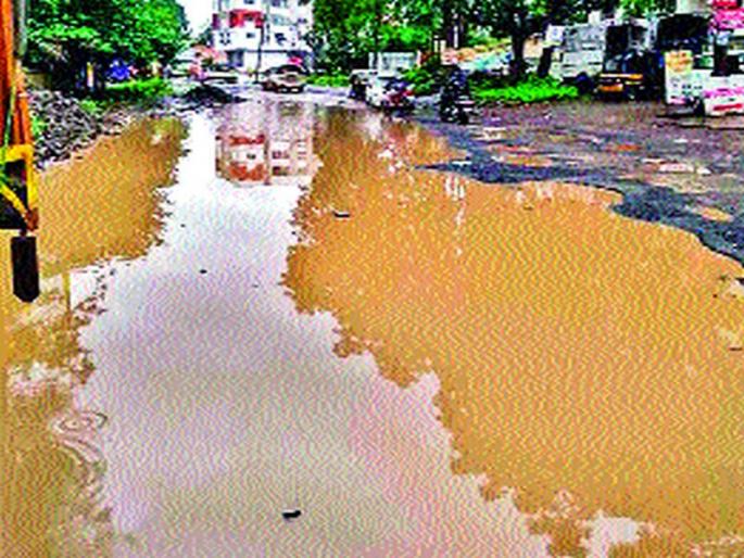 The pond stacked on the street in the shore | कोंढवे धावडेमध्ये रस्त्यावर साचले तळे The pond stacked on the street in the shore | कोंढवे धावडेमध्ये रस्त्यावर साचले तळे