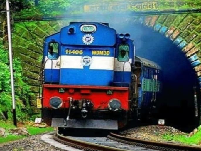 After almost 20 hours the traffic of Konkan Railway was restored | तब्बल २० तासांनी कोकण रेल्वेची वाहतूक पूर्ववत After almost 20 hours the traffic of Konkan Railway was restored | तब्बल २० तासांनी कोकण रेल्वेची वाहतूक पूर्ववत