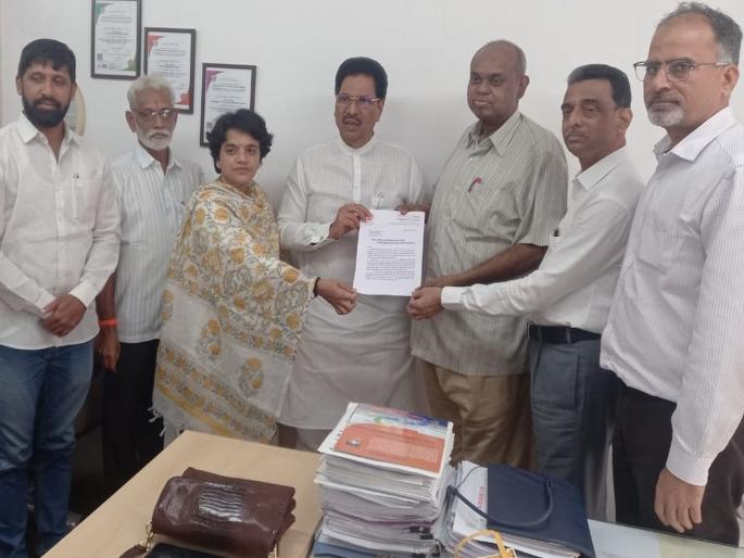 During Ganeshotsav period, stop the movement of freight trains on Konkan railway line and leave 100 extra trains | "गणेशोत्सव काळात 'कोकण रेल्वे'वर मालगाड्यांची वाहूतक बंद करून १०० गाड्या जास्तीच्या सोडा", शिवसेना ठाकरे गटाची मागणी During Ganeshotsav period, stop the movement of freight trains on Konkan railway line and leave 100 extra trains | "गणेशोत्सव काळात 'कोकण रेल्वे'वर मालगाड्यांची वाहूतक बंद करून १०० गाड्या जास्तीच्या सोडा", शिवसेना ठाकरे गटाची मागणी