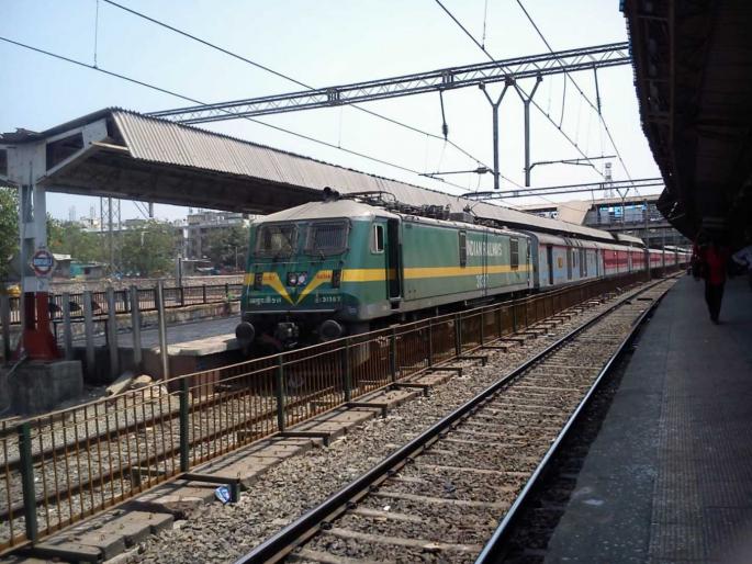 western railway ganpati special trains are also full within five minutes reservation service closed after 800 waiting | पश्चिम रेल्वेच्या ‘गणपती स्पेशल’ गाड्याही पाच मिनिटांत फुल्ल; ८०० वेटिंगनंतर आरक्षण सेवा बंद western railway ganpati special trains are also full within five minutes reservation service closed after 800 waiting | पश्चिम रेल्वेच्या ‘गणपती स्पेशल’ गाड्याही पाच मिनिटांत फुल्ल; ८०० वेटिंगनंतर आरक्षण सेवा बंद