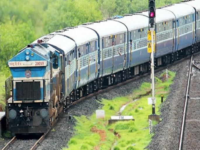 Traffic on the Konkan railway line was disrupted, overhead equipment wires snapped and the schedule collapsed | कोकण रेल्वे मार्गावरील वाहतूक विस्कळीत, ओव्हरहेड एक्युपमेंट वायर तुटल्याने वेळापत्रक कोलमडले Traffic on the Konkan railway line was disrupted, overhead equipment wires snapped and the schedule collapsed | कोकण रेल्वे मार्गावरील वाहतूक विस्कळीत, ओव्हरहेड एक्युपमेंट वायर तुटल्याने वेळापत्रक कोलमडले