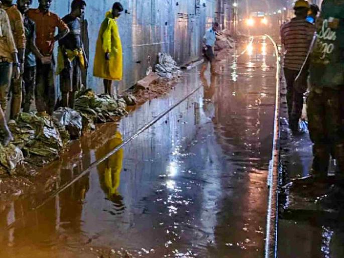 Most of the trains going to Konkan were canceled on Wednesday | कोकण रेल्वे ठप्प... पेडणे बोगद्यात रुळावर चिखल; ठाणे, दिवा स्थानकांमध्ये प्रवाशांचे हाल Most of the trains going to Konkan were canceled on Wednesday | कोकण रेल्वे ठप्प... पेडणे बोगद्यात रुळावर चिखल; ठाणे, दिवा स्थानकांमध्ये प्रवाशांचे हाल
