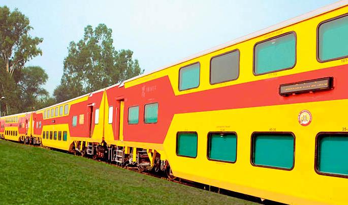 Who is going to prevent smuggling of alcohol from the Konkan Railway? | कोकण रेल्वेतून बिनबोभाट मद्य तस्करीला आळा घालणार कोण? Who is going to prevent smuggling of alcohol from the Konkan Railway? | कोकण रेल्वेतून बिनबोभाट मद्य तस्करीला आळा घालणार कोण?