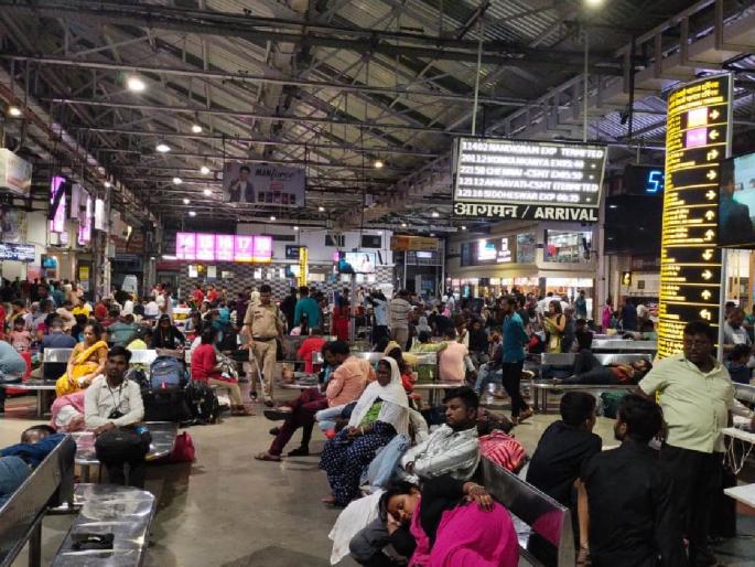 Goods train derails between Panvel-Kalamboli, all trains to Konkan disrupted | मोठी बातमी! पनवेल-कळंबोली दरम्यान मालगाडी घसरली, कोकणात जाणाऱ्या सर्व रेल्वे खोळंबल्या