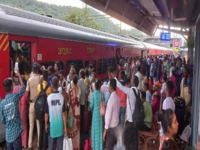 More than two lakh Mumbaikars flock to Konkan for Shimga | शिमग्यासाठी दोन लाखांहून अधिक मुंबईकर कोकणात; एसटी, रेल्वे आणि खासगी ट्रॅव्हल्सकडून अतिरिक्त सोय More than two lakh Mumbaikars flock to Konkan for Shimga | शिमग्यासाठी दोन लाखांहून अधिक मुंबईकर कोकणात; एसटी, रेल्वे आणि खासगी ट्रॅव्हल्सकडून अतिरिक्त सोय