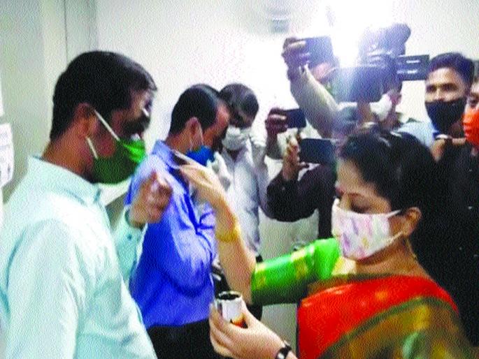 Finance staff face blackened | फायनान्सच्या कर्मचाऱ्यांची काळे फासून काढली धिंड Finance staff face blackened | फायनान्सच्या कर्मचाऱ्यांची काळे फासून काढली धिंड