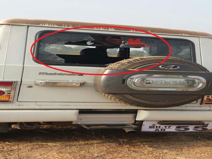 In the Vari Shivar, the attack on the vehicle of the sand smugglers | वारी शिवारात वाळू तस्करांचा प्रांताधिका-यांच्या वाहनावर हल्ला In the Vari Shivar, the attack on the vehicle of the sand smugglers | वारी शिवारात वाळू तस्करांचा प्रांताधिका-यांच्या वाहनावर हल्ला