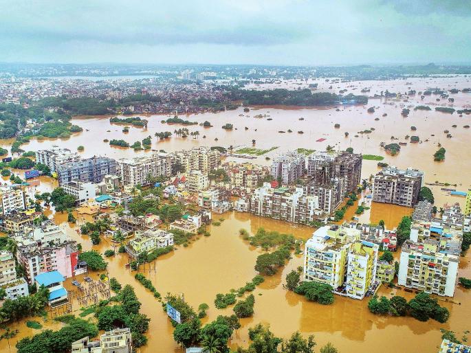 Kolhapur, Sangli floods wreak havoc; 3 villages in the city | कोल्हापूर, सांगलीवर भीषण जलसंकट; ४५० गावे महापुरात Kolhapur, Sangli floods wreak havoc; 3 villages in the city | कोल्हापूर, सांगलीवर भीषण जलसंकट; ४५० गावे महापुरात