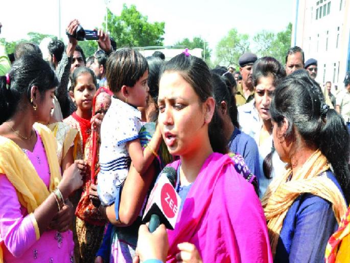 Our tie will not come back, my life will be confused, my mother's voice in the court premises, | आमची ताई परत येणार नाही, आठवणीने जीव व्याकूळ, न्यायालयाच्या आवारात आईसह महिलांचा हंबरडा Our tie will not come back, my life will be confused, my mother's voice in the court premises, | आमची ताई परत येणार नाही, आठवणीने जीव व्याकूळ, न्यायालयाच्या आवारात आईसह महिलांचा हंबरडा